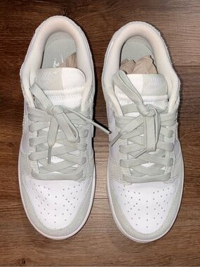 WOMENS NIKE
DUNK LOW 6.5
LIGHT SILVER CORDUROY
SNEAKER SHOES
GRAY WHITE